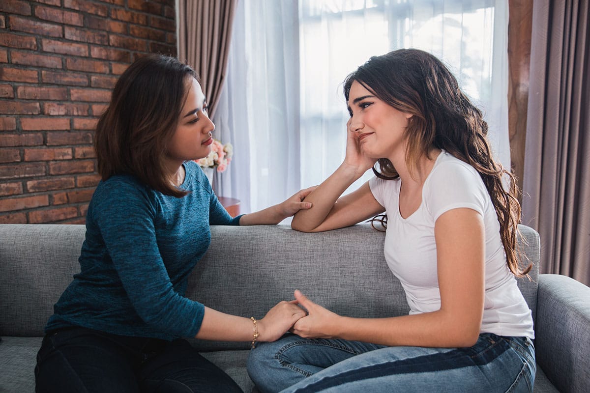 What are the Signs of Crack Cocaine Use_ (1) woman meets with therapist for treatment for cocaine addiction