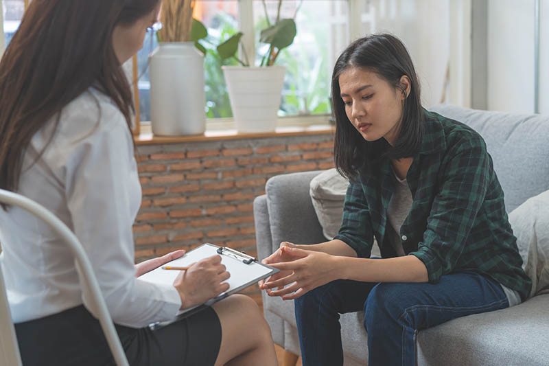 psychologist talking with patient about alcohol detox