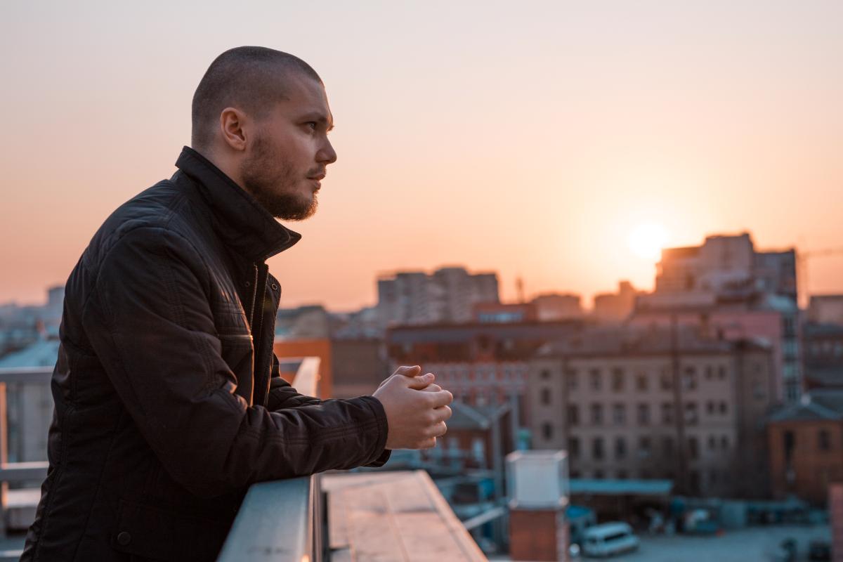 man on rooftop wondering how long does benzo detox last
